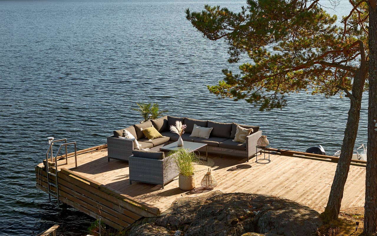 Norsk sommer nytes best utendørs, i behagelige og pene hagemøbler som også tåler en liten regnskur.