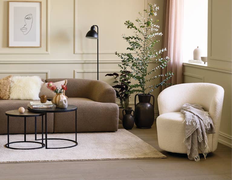 Stor sofa, liten sofa, hjørnesofa, sofagruppe – Spennende tekstiler og teksturer? Her får du Høstens interiørtrender!