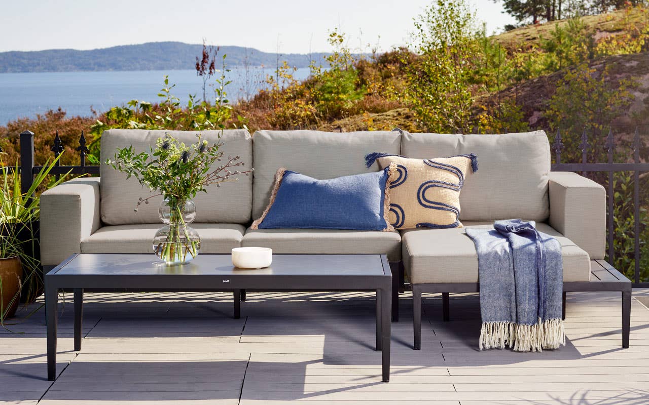 Med en myk og romslig sofa på plattingen utenfor hytta, sikrer du deg et ekstra rom gjennom sommeren. Oliver hagesofa med sjeselong.