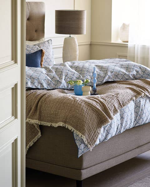 Skap en smak av luksus på soverommet ved å tilsette tekstiler, farger og møbler som minner deg om det fineste hotellet du noensinne har sovet på. Det kan gi deg den samme følelsen hjemme – selv om romservicen kanskje mangler!