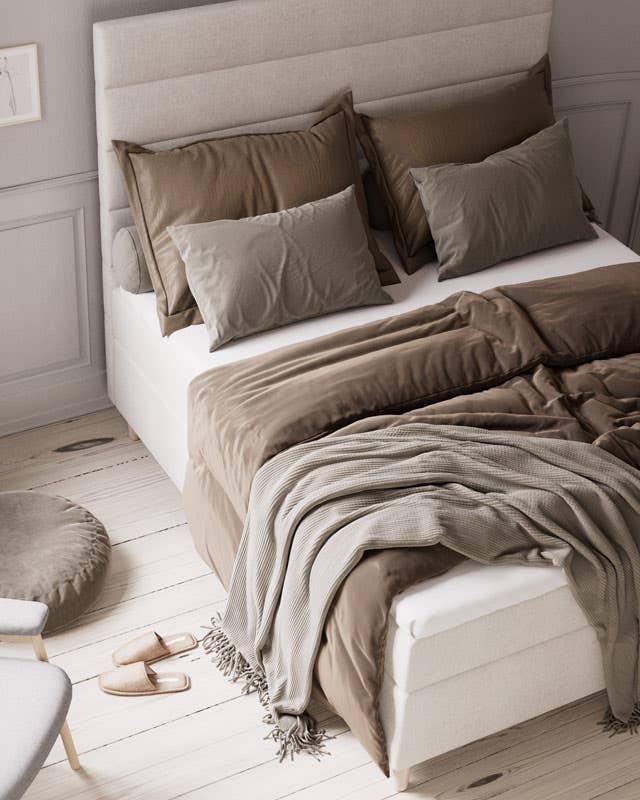 Et lekkert sengeteppe, et mykt pledd og noen ekstra puter du kan lene ryggen mot når du skal drikke kaffe i sengen. Tekstiler og puter skaper et lunt og innbydende miljø på soverommet.