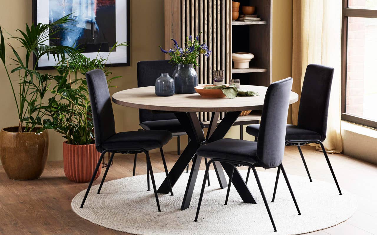 Spisebordet er hjemmets hjerte, og et multifunksjonelt møbel for hele familien. Woodstory spisebord inviterer til lange middager, lekselesing og gode samtaler.
